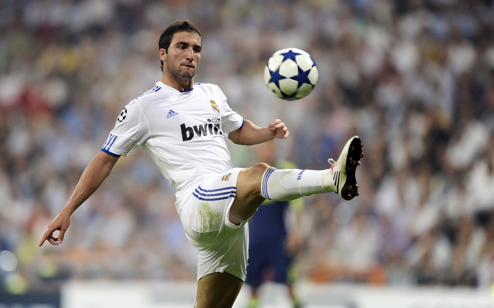 开云体育官网-贝恩关键时刻挺身而出，凯尔特人团队火力全开狂胜奇才