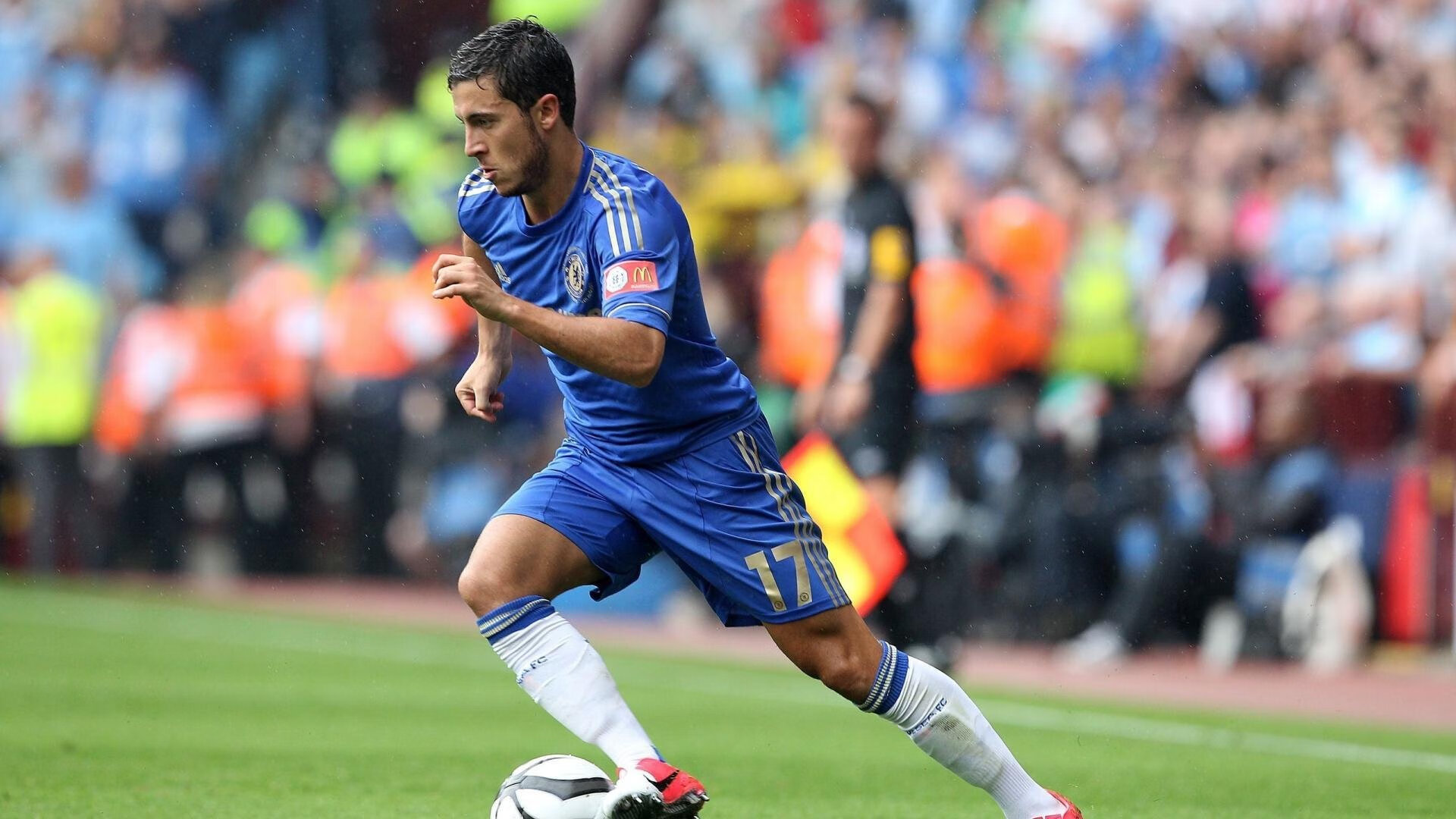 开云体育登录-米切尔撕裂式突破彻底打爆防线，北京队战术体系打穿老鹰防守阵型